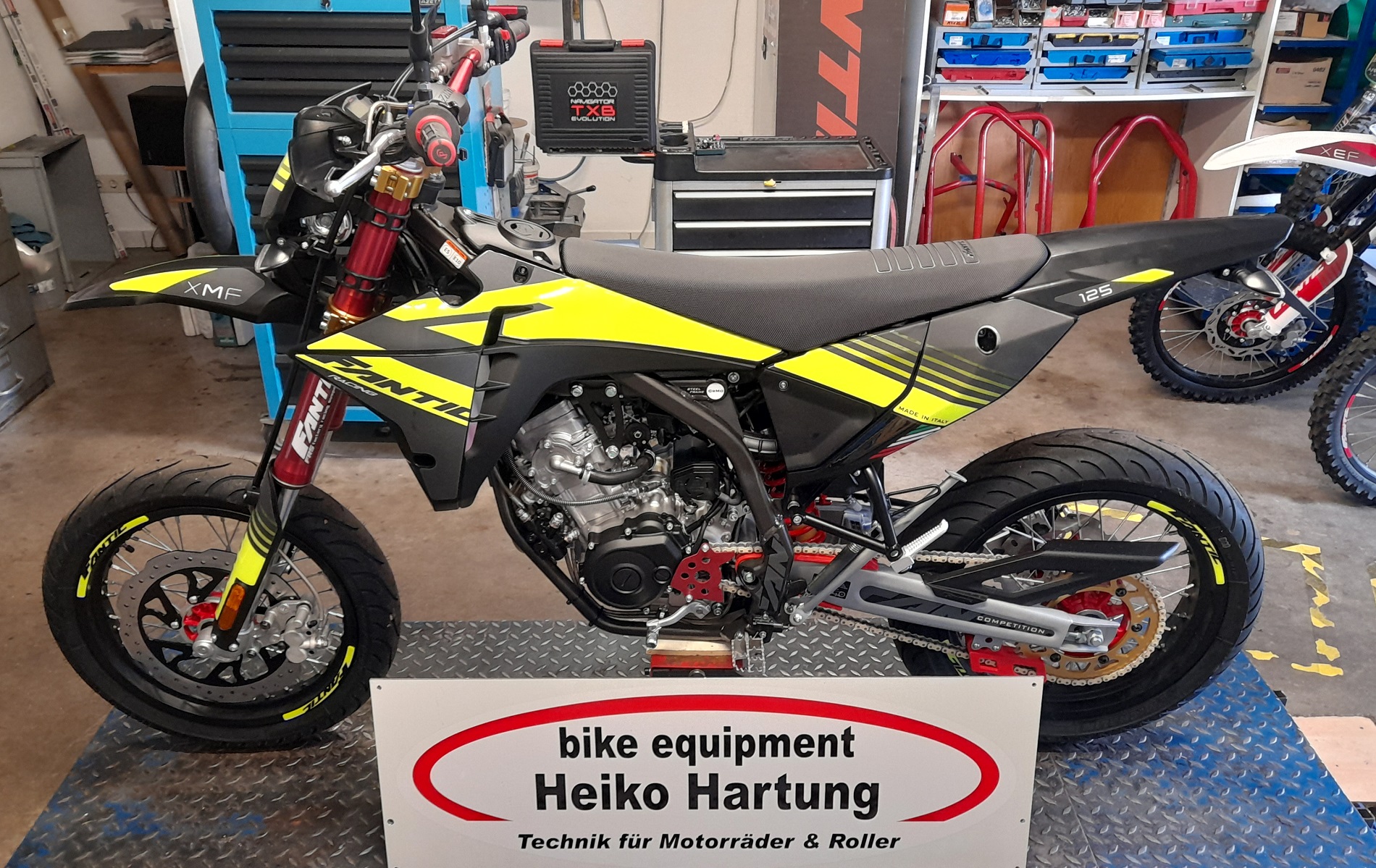 Fantic XMF 125 SupermotoCompetition, 2024, in schwarz: